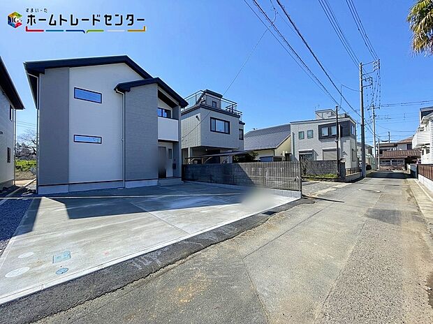 【前面道路含む現地写真】１号棟
駐車場３台可能な戸建ては、夫婦で車を所有しているご家庭や、来客時にも安心の広さ。趣味のバイクや自転車もゆったり置けて、ガレージライフが充実します。