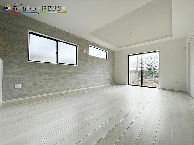 【リビング】２号棟
大きな南窓から暖かな光がたっぷり差し込むリビング。ご家族の憩いの場ですね。明るい色味の床材はどんなスタイルにも合わせやすいデザインです♪明るいリビングで家族団らんの時間を楽しみましょう！！