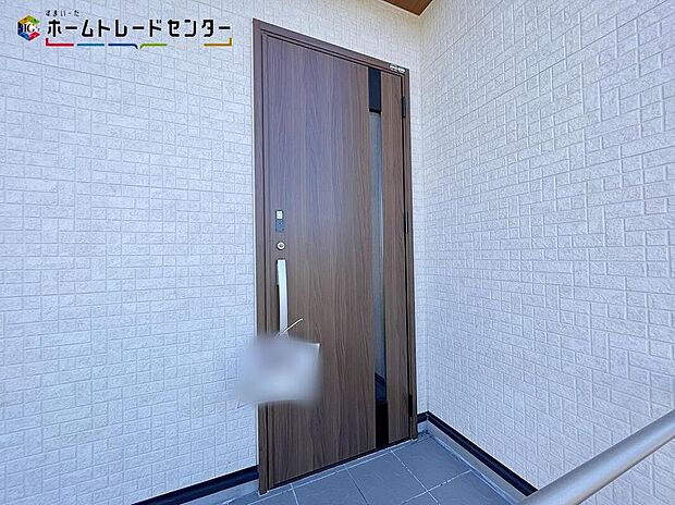 【玄関】玄関ポーチには屋根がついているので雨でも玄関前で濡れずにお出かけ準備が出来ます。セキュリティを高められるTVモニター付きインターフォンが標準装備です！