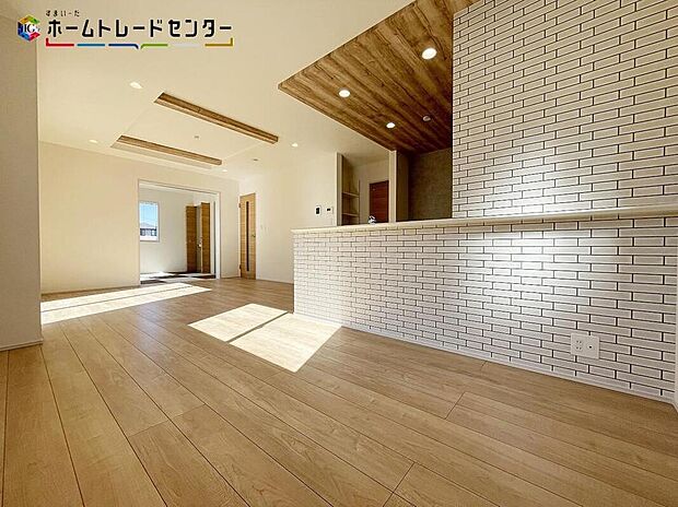 【リビング】リビングには大きな窓があり、陽光あふれる明るい空間です。日差しがぽかぽか暖かく、電気代の節約にもなります！休日はご家族でお喋りしながらゴロゴロゆっくりと過ごすのも良いのではないでしょうか！