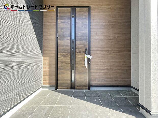 【玄関】玄関ポーチには屋根がついているので雨でも玄関前で濡れずにお出かけ準備が出来ます。セキュリティを高められるTVモニター付きインターフォンが標準装備です!