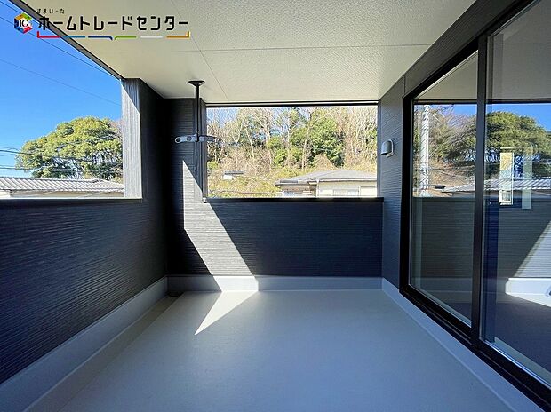 【バルコニー】インナーバルコニーは、急な雨で洗濯物が濡れてしまうのを防いだり、気軽に外で朝食やお茶などを楽しむセカンドリビングのような使い方ができます。夜には家族で星を眺めたり。家族のつながりを強めてくれます!