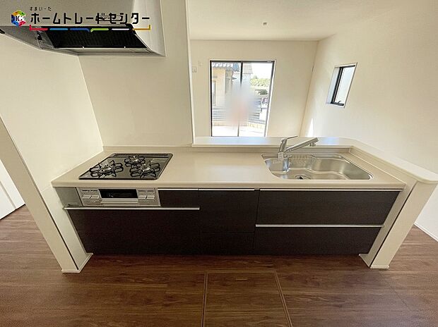 【キッチン】リビングで遊んでいるお子様を見守りながら、時にはお喋りをしながら料理や後片付けができる人気の高いスタイルです♪毎日の出来事にお話が弾みますね!キッチンに居ながら、家族とのコミュニケーションがとれます!