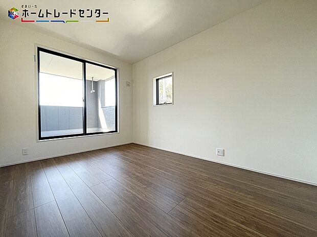 【リビング以外の居室】日中電気をつけなくても、差し込む陽光でまぶしいほど明るい2面採光の室内です。風通しも良く、大変居心地の良い空間となっております。爽やかな風を感じられそうです。個々のプライベート時間も大切ですね!