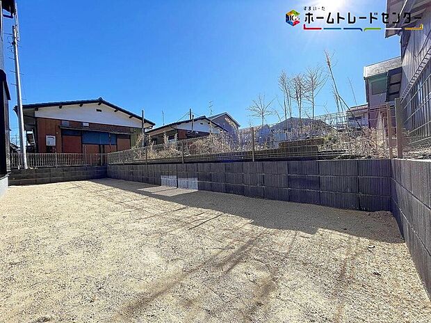 【庭】2号棟
陽光たっぷり降りそそぐ南庭を備えた理想のお住まいです。お子様の遊び場や趣味のガーデニングなど、ライフスタイルに合わせていろいろとお楽しみ頂けそうです。