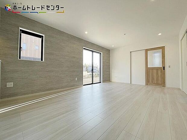 【リビング】1号棟
大きな大きな南窓から暖かな光がたっぷり差し込むリビング。ご家族の憩いの場ですね。明るい色味の床材はどんなスタイルにも合わせやすいデザインです♪明るいリビングで家族団らんの時間を楽しみましょう