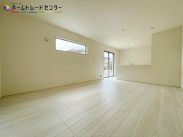 【リビング】リビングは、ダイニングやキッチンと一体になっております！調理や食事、勉強や遊び場、様々な機能を持たせる家族のコミュニケーションの場になっております！かけがえのない時間を楽しんでください！