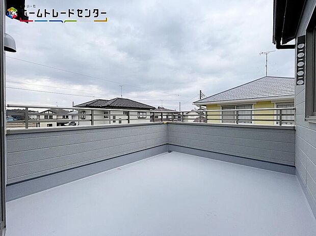 【バルコニー】インナーバルコニーは、急な雨で洗濯物が濡れてしまうのを防いだり、気軽に外で朝食やお茶などを楽しむセカンドリビングの使い方ができます。夜には家族で星を眺めたり。家族のつながりを強めてくれます！