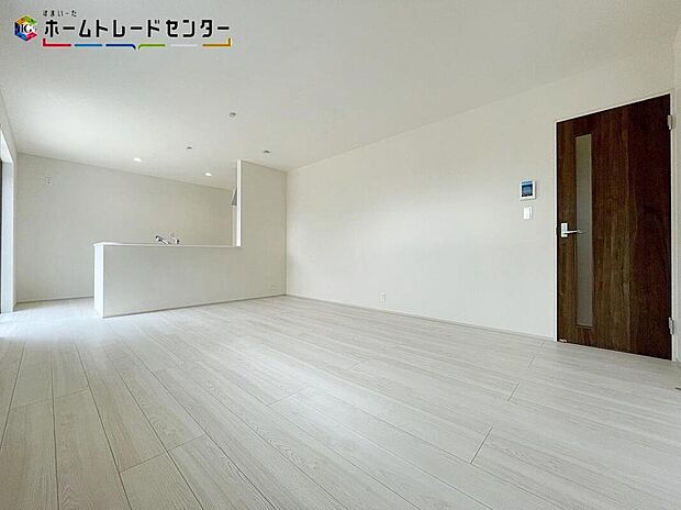 【リビング】大きな窓のあるリビングは、陽光あふれる明るい空間！居心地良く、ご家族皆がゆったり寛げる憩いの空間となりそうです。お休みの日も映画を見たり、ゲームをしたりずっとおうちに居たくなる空間です！