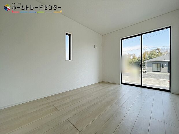 【リビング以外の居室】４号棟
お陽さまの光をさわやかな風をたっぷりとりこめます。室内は白を基調としたクロスですのでいつも明るい印象！気持ちの良い朝を迎えられます。毎日の生活も明るくなります。自分好みのお部屋を作ってください