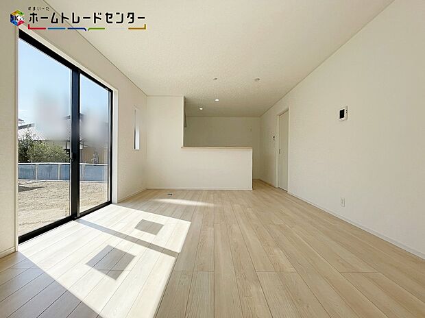 【リビング】５号棟
お陽さまの光を、さわやかな風をたっぷりとりこめます。室内はいつも明るい印象なので気持ちの良い朝を迎えられます。毎日の生活も明るくなりそうですね！明るいリビングで家族団らんの時間を楽しみましょう