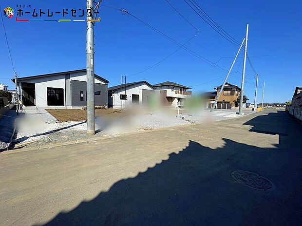 【 前面道路含む現地写真】1号棟
一戸建ての大きなメリットは、「自分の土地」を自由に使えること。好きなペットが飼えるほか、ガーデニングやDIY、車の手入れなど様々な趣味を楽しめます♪広いお庭でのびのびと開放的に暮らしましょう