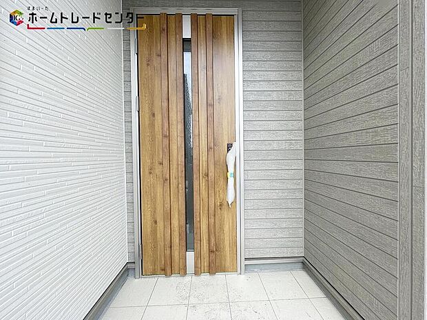 【玄関】１号棟
玄関ポーチには屋根がついているので雨でも玄関前で濡れずにお出かけ準備が出来ます。セキュリティを高められるTVモニター付きインターフォンが標準装備です！