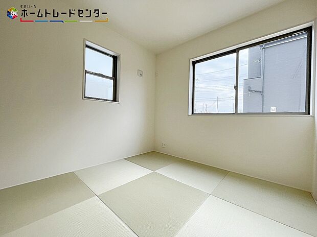 【リビング以外の居室】１号棟
穏やかな光が差し込む室内！穏やかな時間が流れます。休日には、落ち着いた空間で自分の趣味を楽しむのはいかがですか。なんとなく休日を過ごしてしまうこともなく、充実した素敵な一日になることでしょう！