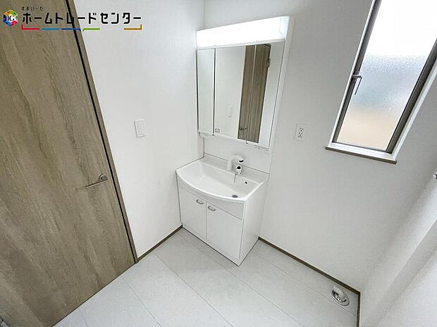 【洗面台・洗面所】サニタリースペースも充実の設備です。シャンプードレッサーを採用しておりますので、朝シャンも手軽に出来ますよ。毎日の忙しい準備が楽しくなる洗面所です!毎日使う場所だからこそ、快適な空間となっております。