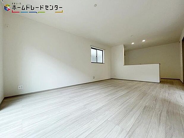 【リビング】広々とした開放感あふれるリビングです。充分な広さがございますので、ご家族でインテリアのレイアウトを考えるのも楽しみですね♪お気に入りの家具に囲まれて、家族皆がゆったりした気持ちで過ごせたら最高ですね!