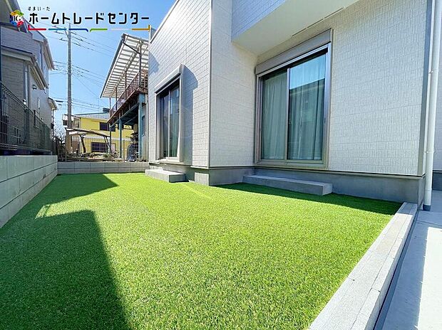 【庭】陽光たっぷり降りそそぐ南庭を備えた理想のお住まいです。お子様が安心して遊べる場所や趣味のガーデニングなど、ライフスタイルに合わせていろいろとお楽しみ頂けそうです。お庭があると暮らしが豊かになりますね!