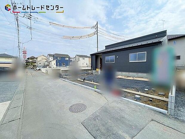 【前面道路含む現地写真】３号棟
車３台を駐車できるゆとりあるカースペース（車種による）！同じものは２つとない「夢のマイホーム」との出会いが待っているかもしれません。平日・お仕事帰りなど、いつでもご案内致します！