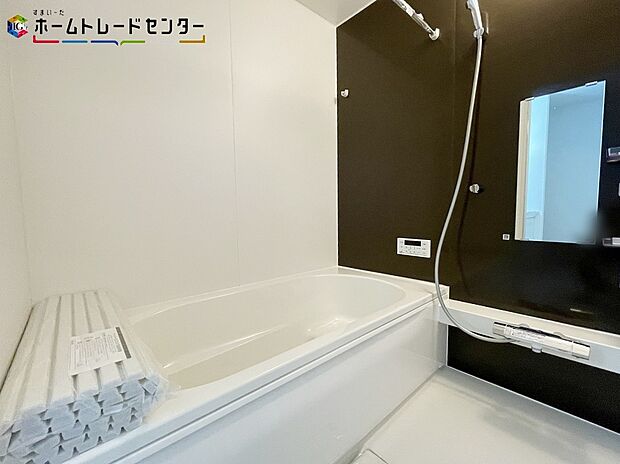 【浴室】ひろびろ1坪サイズのバスルーム。半身浴もできるひろびろな浴槽です。1日の疲れた体を癒せます。入浴後の水滴や湿気を排出し、カビの発生や臭いを抑制する換気乾燥暖房機。雨の日の洗濯物にも効果的です。