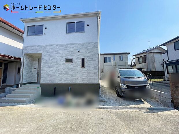 【 駐車場】嬉しい仕様がたくさん!
システムキッチン、浴室乾燥機、床下収納、防犯カメラ、TVモニター付きインターホン、人感センサー付玄関灯、全居室ペアガラス、全居室南向き、駐車2台可(車種による)!