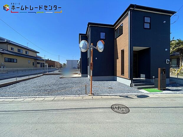 【前面道路含む現地写真】3号棟
優しい印象の外観で温もり感じるお住まいとなっております！車通りの少ない前面道路、小さなお子様がいても安心です。採光、生活動線、収納力を考慮した個性豊かな魅力溢れるプランとなっております！
