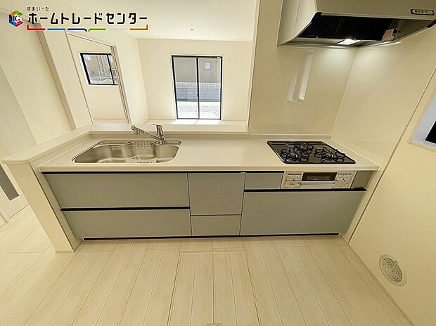 【キッチン】2号棟
キッチンに立っている時間は長いため、対面キッチンですと小さなお子様のいるご家庭、ワンちゃん猫ちゃんなどのペットを飼っているご家庭、料理中でも目を配ることができとても安心です！