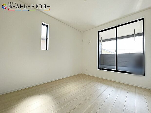 【 リビング以外の居室】お陽さまの光をさわやかな風をたっぷりとりこめます。室内は白を基調としたクロスですのでいつも明るい印象！気持ちの良い朝を迎えられます。毎日の生活も明るくなりそうです。自分好みのお部屋を作ってください！