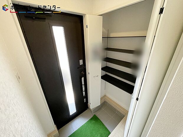 【玄関】ご家族が増えると靴の数も増えますね。大容量の収納力で大家族の履物もすっきり収納できます！いつでも玄関周りがすっきりと片付きますので、急な来客でも慌てません！最初に入る我が家の自慢の空間のひとつです！