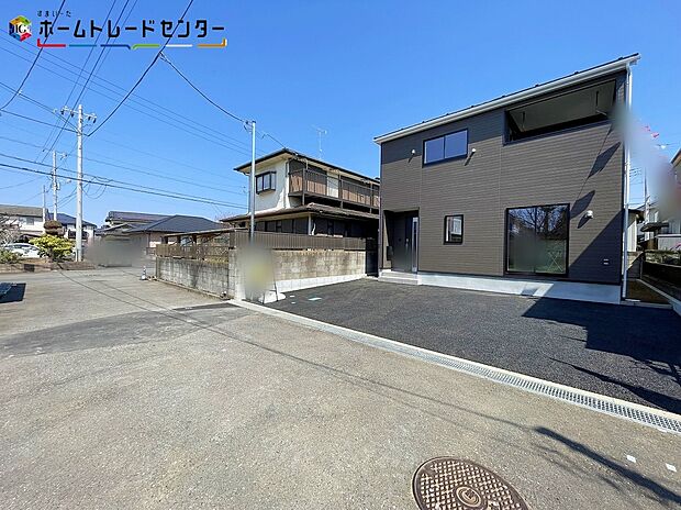 【前面道路含む現地写真】交通量が少ない住宅街なので、雨の日でも車の走行音も気になりません。平日・お仕事帰りなど、いつでもご案内致します！お気軽にお問い合わせ下さい♪お持ちしております！