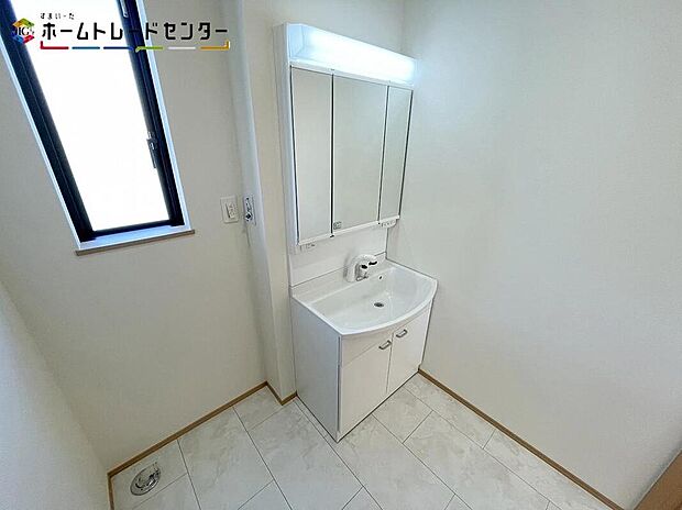 【洗面台・洗面所　B号棟】サニタリースペースも充実の設備です。シャンプードレッサーを採用しておりますので、朝シャンも手軽に出来ますよ。毎日の忙しい準備が楽しくなる洗面所です！毎日使う場所だからこそ、快適な空間を！