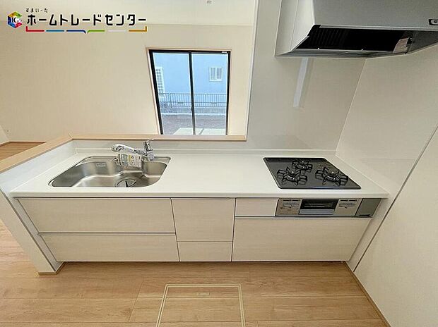 【キッチン　B号棟】キッチンで作業しているママと、リビングにいるご家族が楽しくお話し出来る空間です！テレビの内容やゲームのこと、会社や学校であったこと何でも話せるコミュニケーション溢れる場所になりそうです！