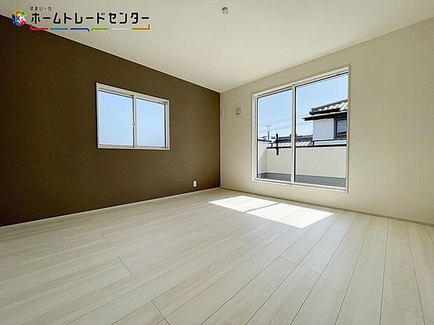 【リビング以外の居室】２面採光を確保した明るい室内は、風通しも良く、大変居心地の良い空間となっております。爽やかな風を感じて起きる朝は、快適生活の始まりに！アクセントクロスでぎゅっとお部屋が引き締まります！