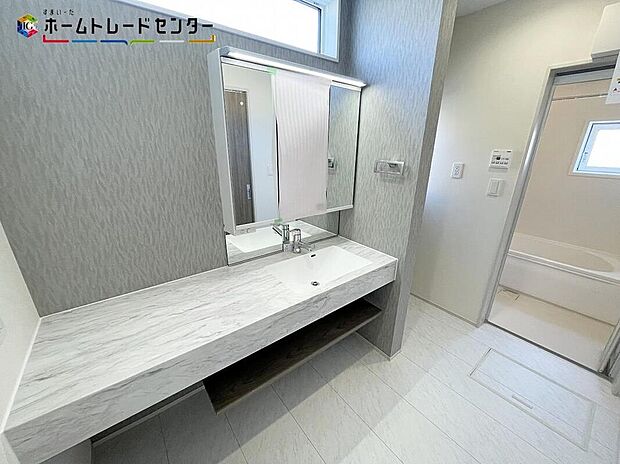 【洗面台・洗面所】白を基調とした爽やかなサニタリースペース。清潔感のある快適空間です。毎日の身支度も気持ち良くお使い頂けます。女性にはうれしい広々ワイドの洗面化粧台！