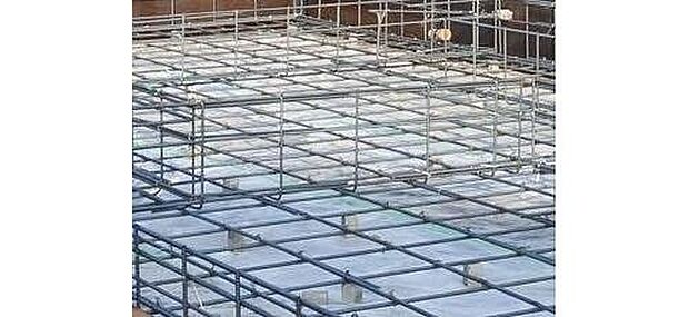 【足元を支えるベタ基礎】立ち上がりと底面全体が一体の鉄筋コンクリート造（仕上がり幅150ｍｍ・底盤厚150ｍｍ）。　「不同沈下」や「地面からの湿気」に対する有効な措置と言えます。　また、基礎と土台とをつなぐアンカーボルトは、大きな地震などにより建物が基礎から外れたり持ち上げられたりしないための役割があります。
