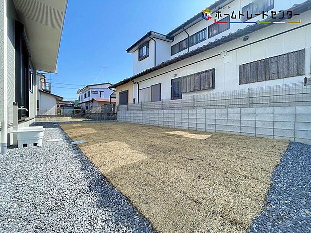 【庭】陽光たっぷり降りそそぐ南庭を備えた理想のお住まいです。お子様の遊び場や趣味のガーデニングなど、ライフスタイルに合わせていろいろとお楽しみ頂けそうです。