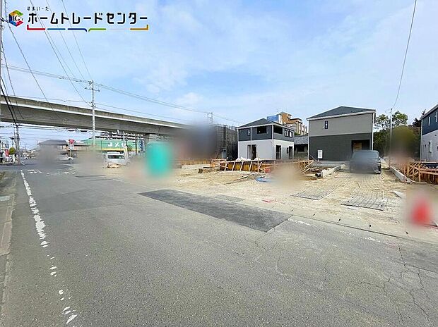 【前面道路含む現地写真 5号棟】駐車場2台可能な戸建ては、夫婦で車を所有しているご家庭や、来客時にも安心の広さ。趣味のバイクや自転車もゆったり置けて、ガレージライフが充実します。