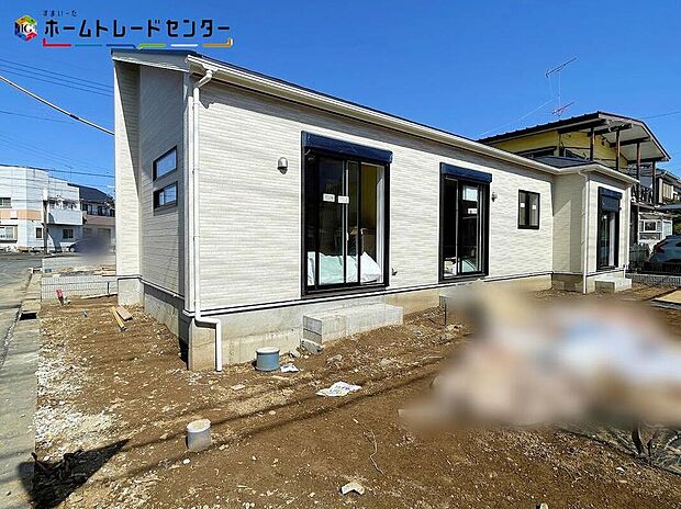 【現地外観写真】2号棟
リビングも各部屋もバルコニーも、大きな窓から開放的な空間に陽の光がたっぷり降り注ぐ、見て明るく!家族も明るく!おうちに帰るのが楽しくなるようなお住まいです!