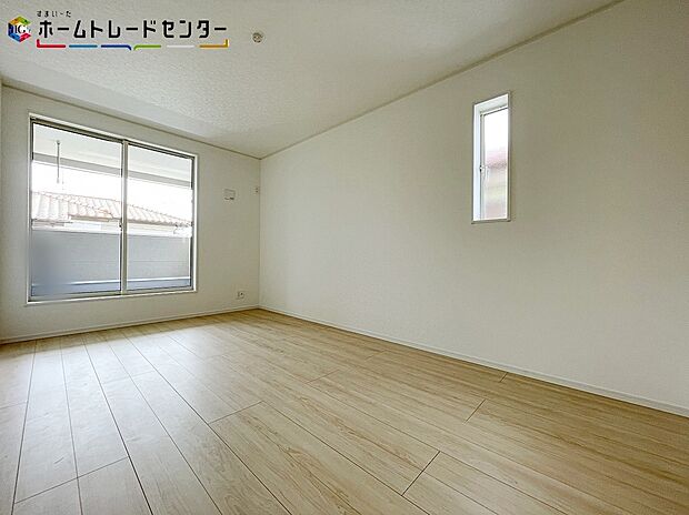 【 リビング以外の居室】ベルコニーに面しているお部屋なので、お陽さまの光を、さわやかな風をたっぷりとりこめます。室内はいつも明るい印象なので気持ちの良い朝を迎えられます。スッキリ起きる朝は一日の生活も明るくなりそうですね!