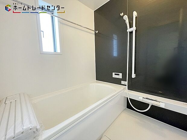 【浴室】浴室乾燥機付きのバスルームとなっております♪落ち着いた雰囲気のゆったり寛げるバスルーム。毎日のバスタイムが楽しみになりそうです。窓があることで、換気環境も良好。掃除もスムーズに出来ます。