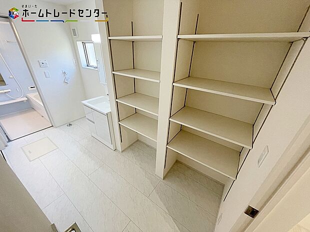【洗面所】お風呂上がりの着替えが楽になるリネン庫!タオルやパジャマ、下着を収納すれば各部屋へ取りに行かなくても済みますね!洗剤やシャンプーなどのストック品も綺麗に整理整頓出来ます!