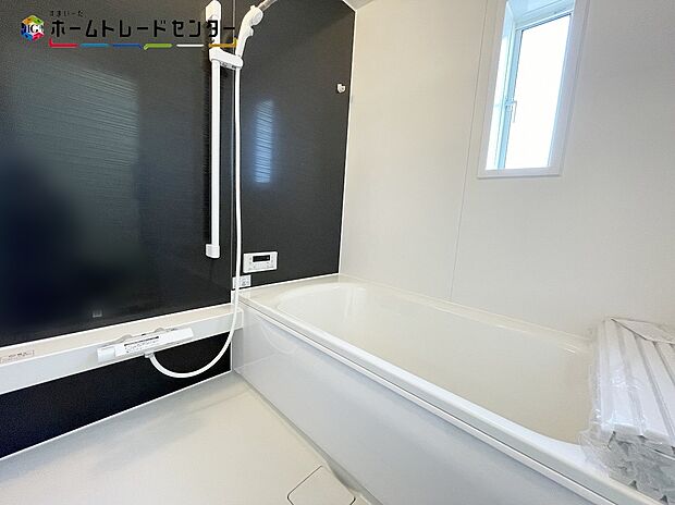 【浴室】１号棟
浴室乾燥機付きのバスルームとなっております♪落ち着いた雰囲気のゆったり寛げるバスルーム。毎日のバスタイムが楽しみになりそうです。窓があることで、換気環境も良好。掃除もスムーズに出来ます。