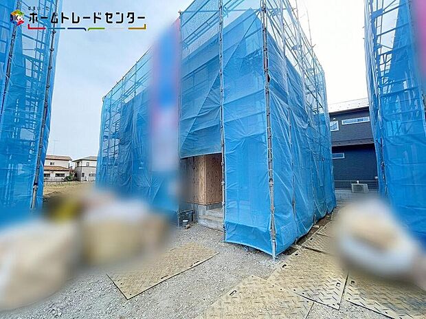 【駐車場】３号棟
木のぬくもりが感じられる優しい色合いの外観は、街並みに自然と溶け込み、訪れる人の心をほっと和ませます。家族の時間がより豊かに、穏やかに流れる住まいです。