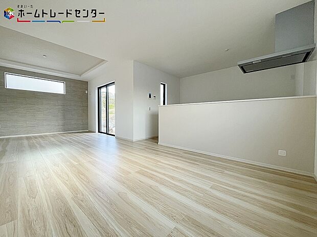 【リビング】４号棟
陽当たり良好のリビング♪大きな窓がありますので、陽光あふれる明るく暖かな空間です。居心地良く、ご家族皆が自然と集まる、ゆったり寛げる憩いの空間となりそうです。コミュニケーションが深まりますね！