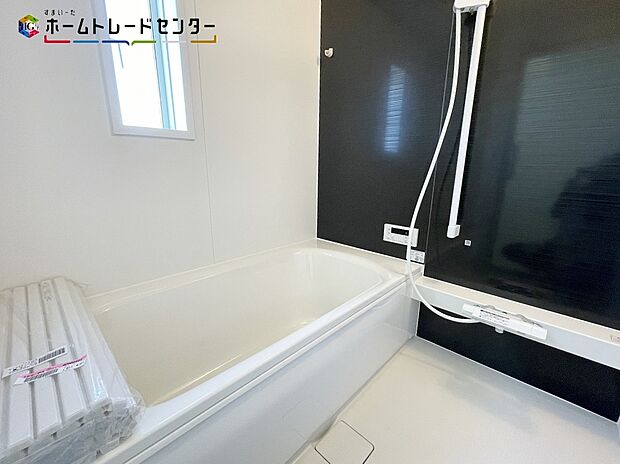 【浴室】1号棟
浴室乾燥機付きのバスルームとなっております♪落ち着いた雰囲気のゆったり寛げるバスルーム。毎日のバスタイムが楽しみになりそうです。窓があることで、換気環境も良好。掃除もスムーズに出来ます。
