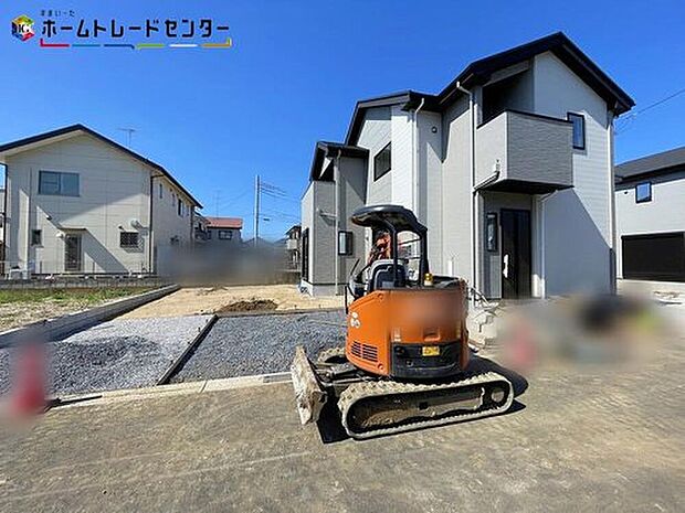 【駐車場】2号棟
車2台を駐車できるゆとりあるカースペース(車種による)!同じものは2つとない「夢のマイホーム」との出会いが待っているかもしれません。平日・お仕事帰りなど、いつでもご案内致します!