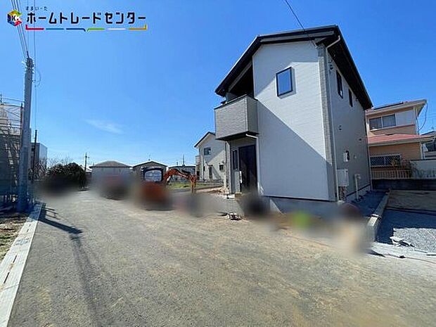 【前面道路含む現地写真】2号棟
木のぬくもりが感じられる優しい色合いの外観は、街並みに自然と溶け込み、訪れる人の心をほっと和ませます。家族の時間がより豊かに、穏やかに流れる住まいです。