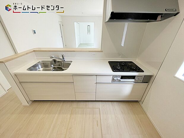 【キッチン】キッチンで作業しているママと、リビングにいるご家族が楽しくお話し出来る空間となっております。テレビやゲームのこと、会社や学校であったこと何でも話せるコミュニケーション溢れる場所になりそうです！