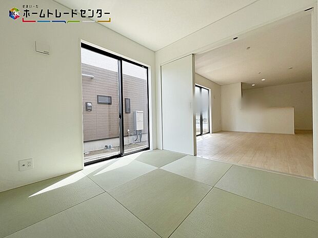 【和室】和室は、畳の柔らかさと断熱・調湿効果で一年を通して快適に過ごせます！客間・寝室・子どもの遊び場など多用途に使える柔軟性も魅力！家具を置かずに広々と使えるため、生活スタイルに合わせて空間を変えられます！