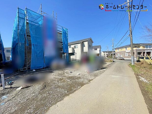 【前面道路含む現地写真】嬉しい仕様がたくさん!
システムキッチン、浴室乾燥機、床下収納、防犯カメラ、TVモニター付きインターホン、人感センサー付玄関灯、EVコンセント、駐車2台可(車種による)♪