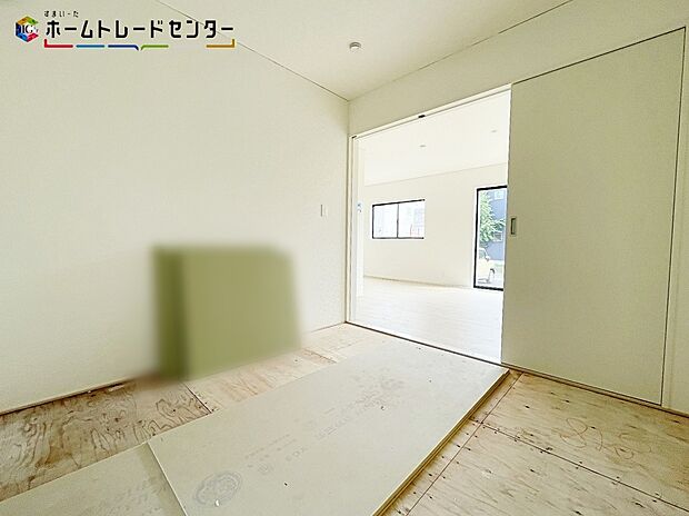 【リビング以外の居室】和室は、畳の柔らかさと断熱・調湿効果で一年を通して快適に過ごせます！客間・寝室・子どもの遊び場など多用途に使える柔軟性も魅力！家具を置かずに広々と使えるため、生活スタイルに合わせて空間を変えられます！